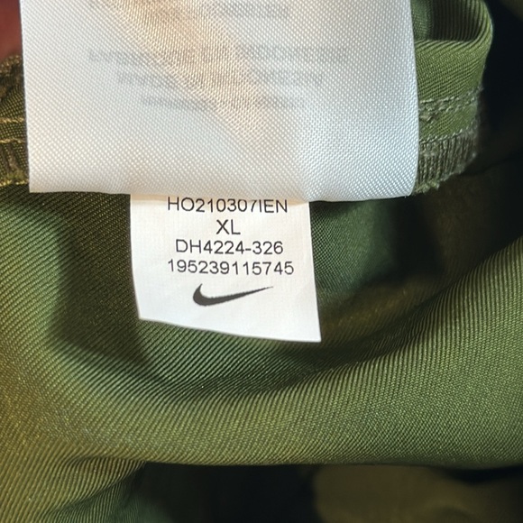 Men’s Nike Sportswear Woven Unlined Commuter Pants - Picture 11 of 12